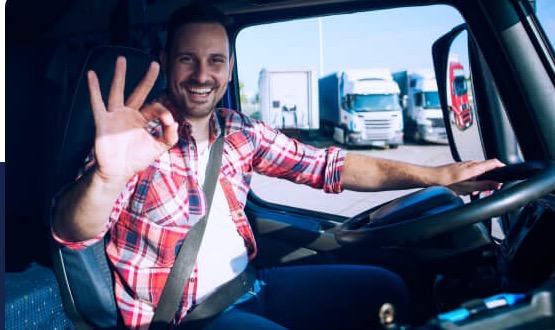 Motorista carreteiro sorrindo na cabine do caminhão